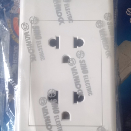 2 Ổ cắm 3 chấu 16A