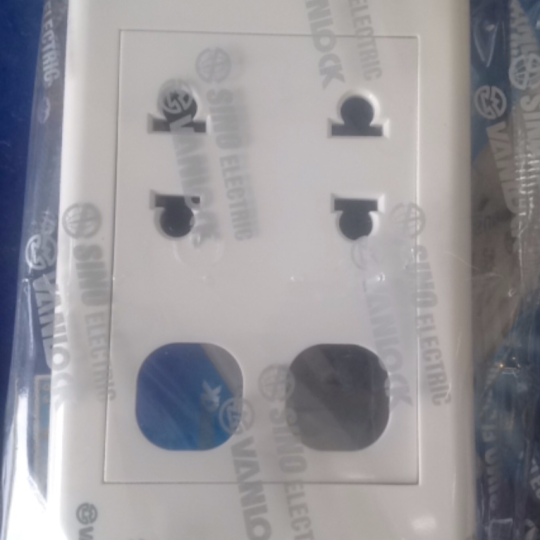 2 Ổ cắm 2 chấu 16A với 2 lổ